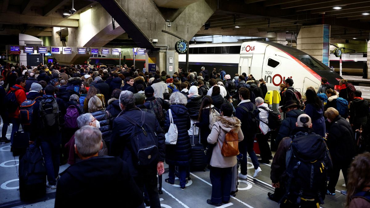 V Paříži na nádraží zadrželi dva muže, kteří vyhrožovali atentátem